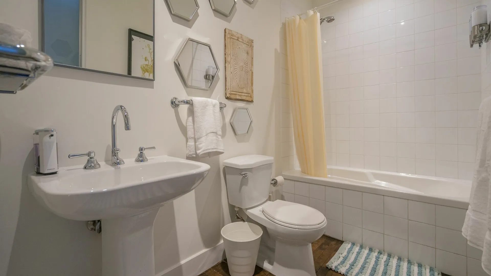 Apartment Applewood Suites - 2 Story Ossington Loft