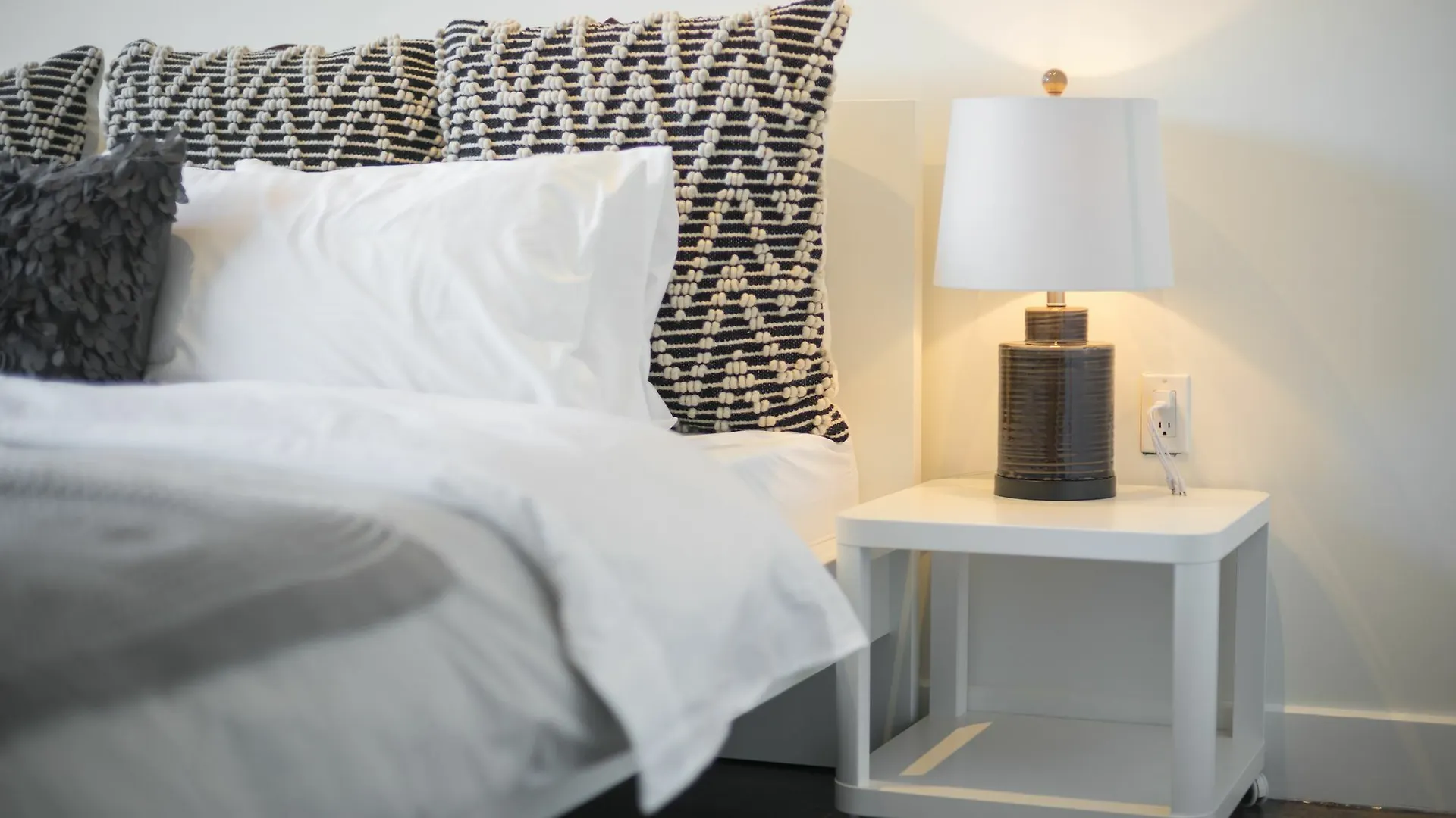 Applewood Suites - 2 Story Ossington Loft Canada